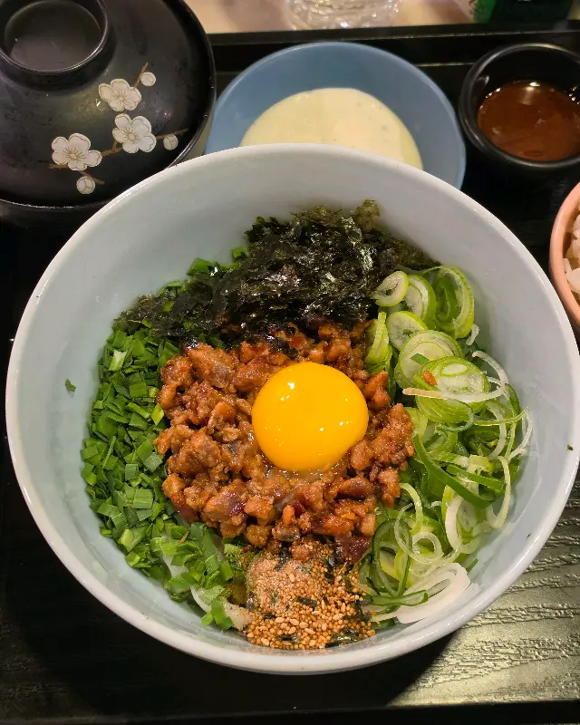 신선한 야채와 고기가 조화로운 덮밥