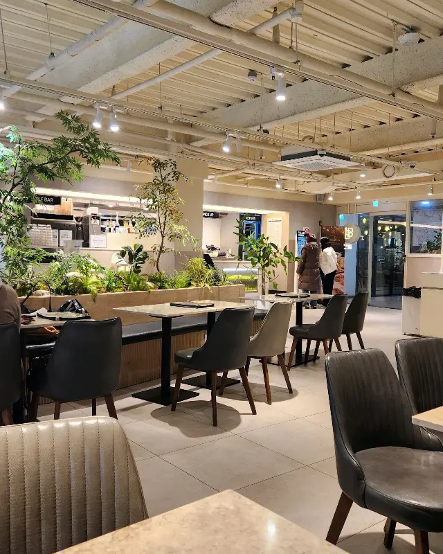 넓고 쾌적한 매장