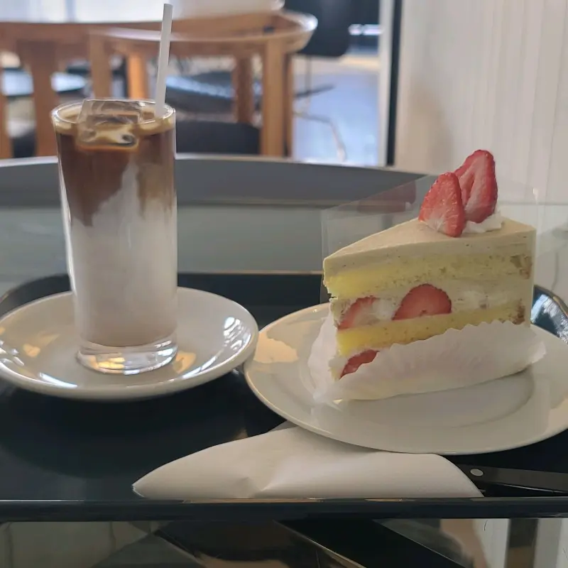 딸기 피스타치오 케이크와 아메리카노