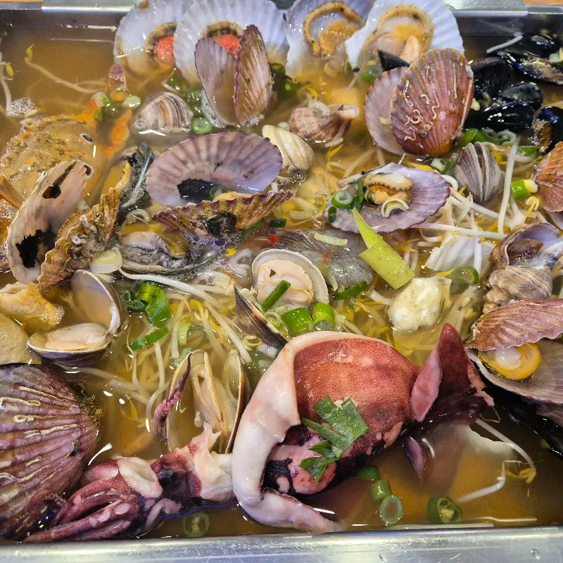 끓일수록 깊어지는 국물 맛이 일품인 조개찜