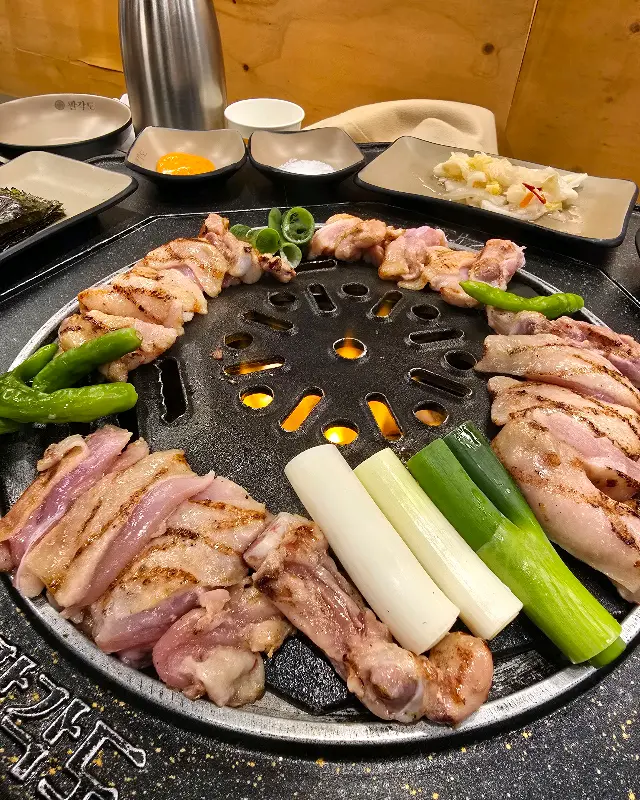 숯불닭갈비와 곁들여 먹는 다양한 채소