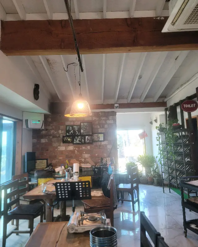 고풍스러운 분위기의 식당 내부