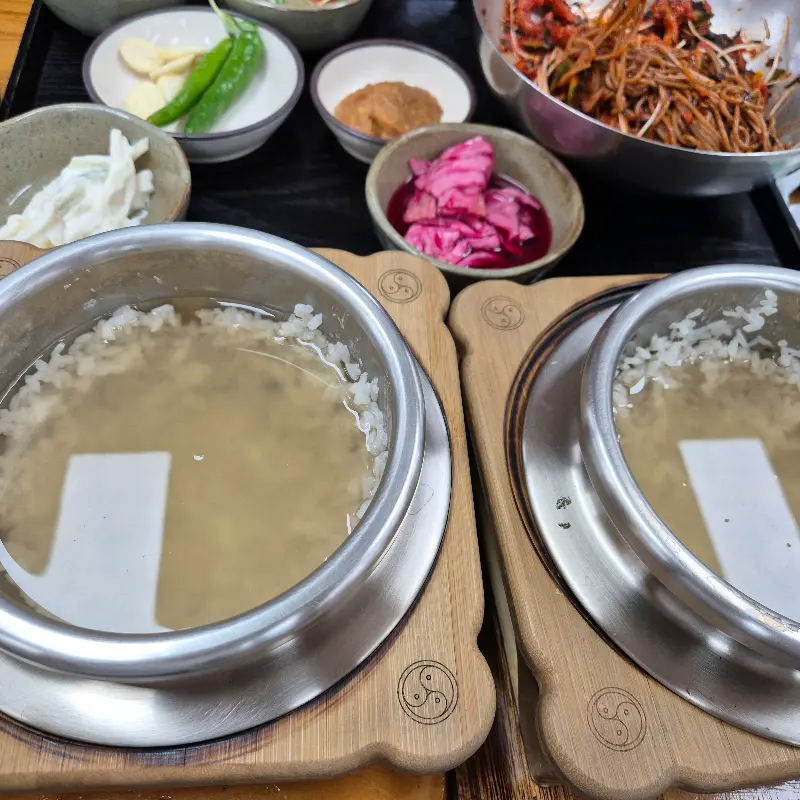 돌솥밥에 물을 부어 만든 누룽지