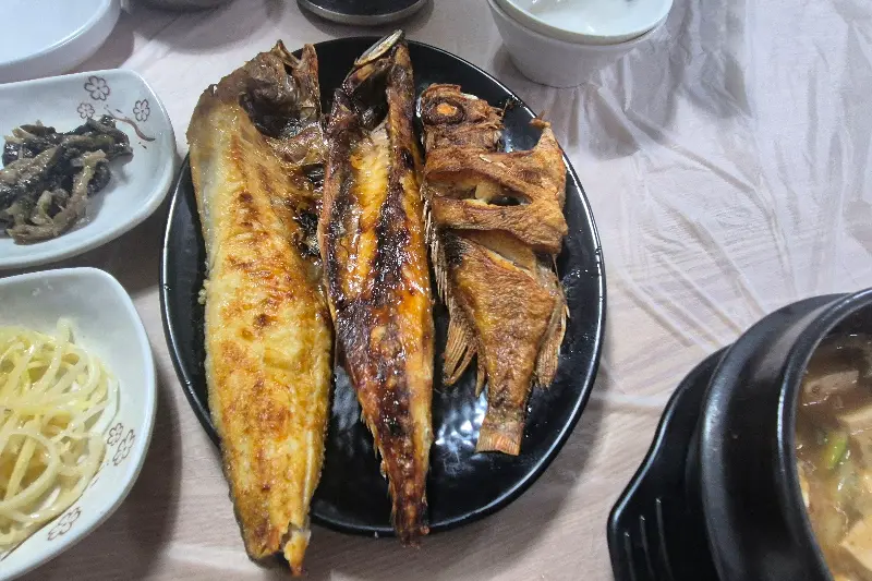 윤기가 좔좔 흐르는 생선구이