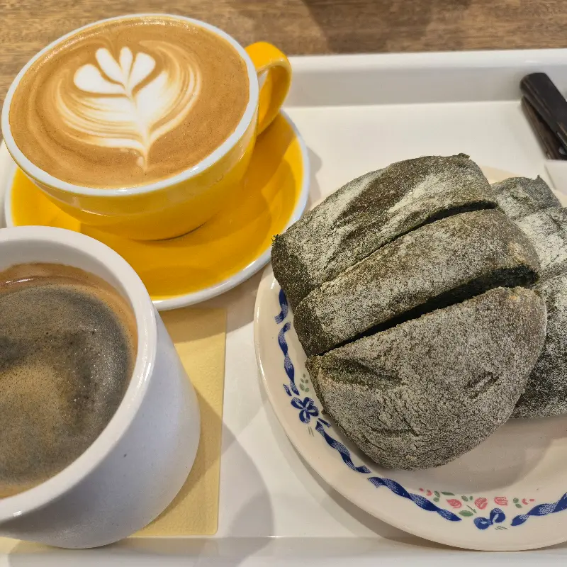 쑥 치아바타와 커피