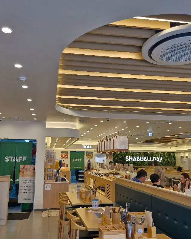 넓은 매장 전경