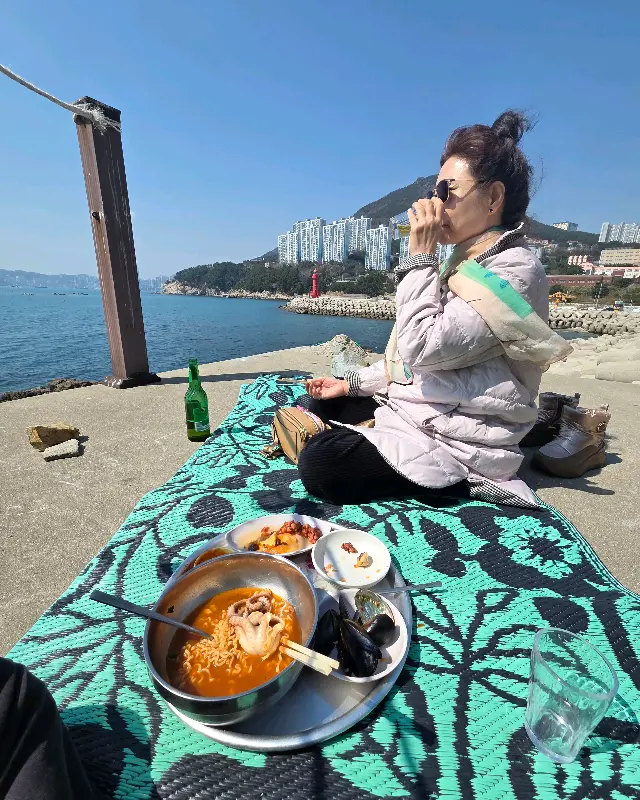 바다를 보며 음료를 마시는 모습