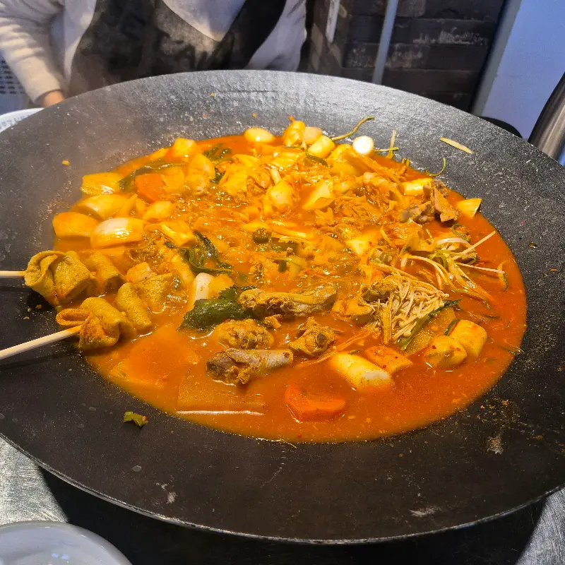 닭, 떡, 야채... 푸짐한 건더기, 젓가락질 멈출 수 없어!