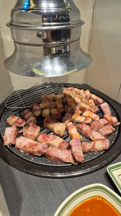 불판에서 익어가는 고기