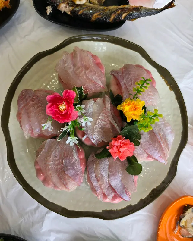 우럭회의 아름다운 자태