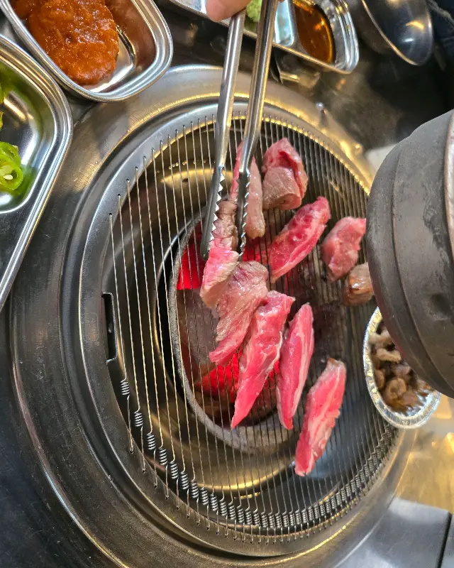 숯불 위에서 맛있게 익어가는 소갈비