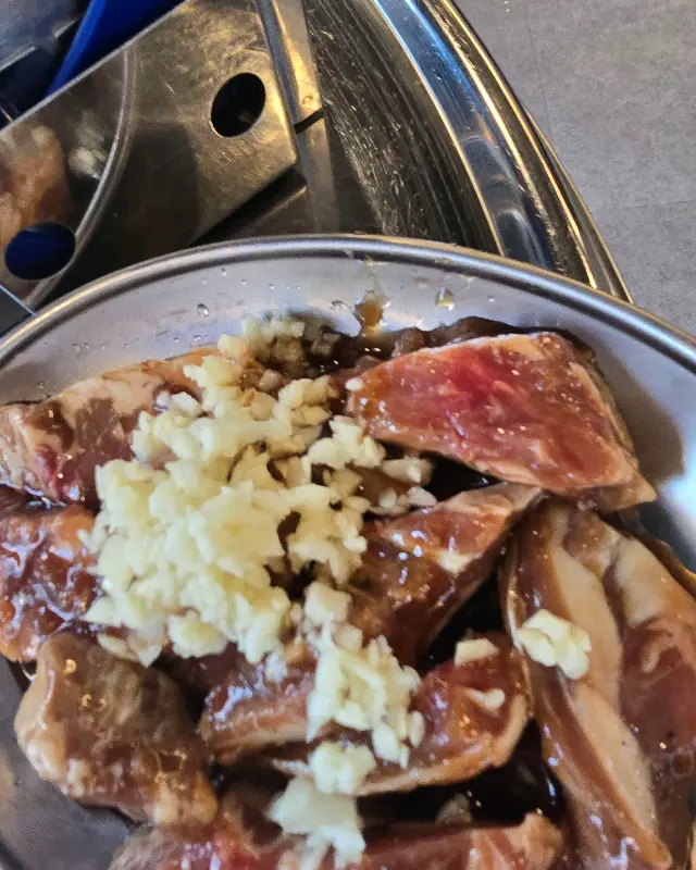 양념 소갈비 위에 듬뿍 올려진 마늘