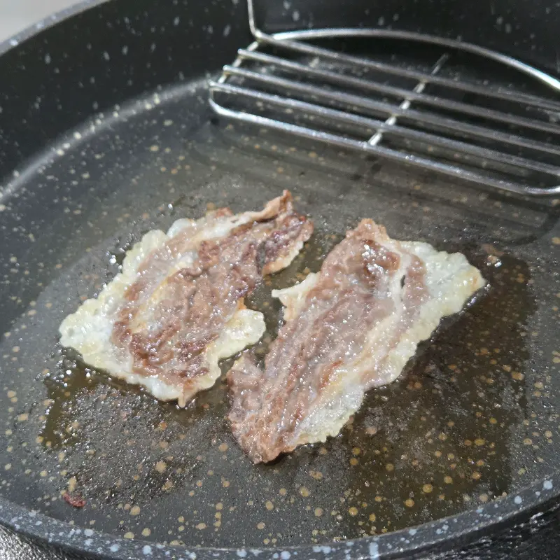 소고기 굽는 모습