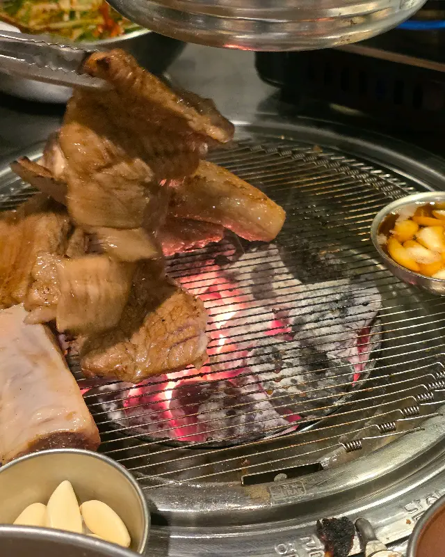 숯불 위에서 익어가는 생갈비