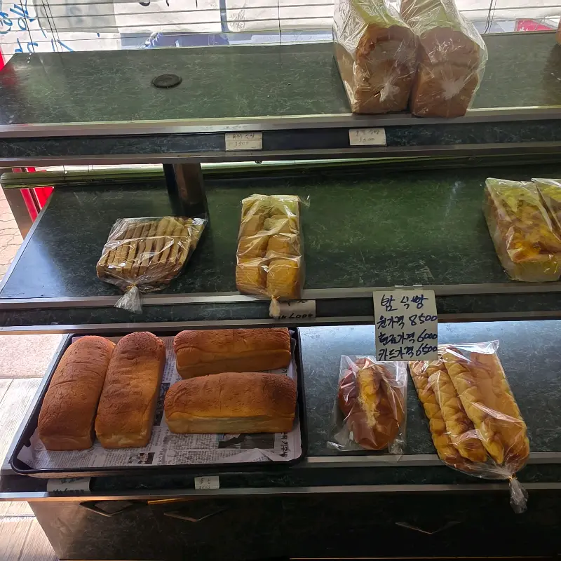 진열대 가득 채워진 빵들