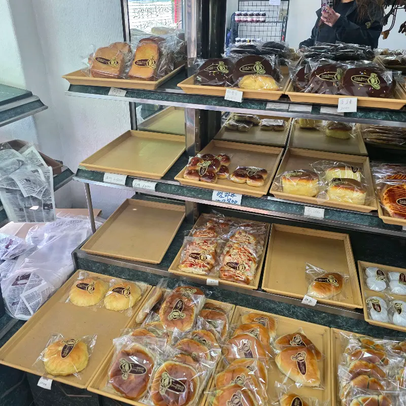 다양한 종류의 빵이 진열된 모습