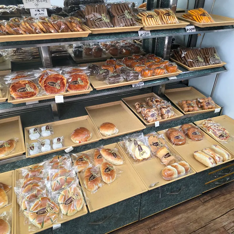 선물하기 좋게 포장된 빵들