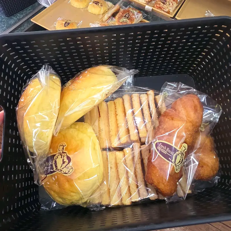 갓 구운 빵들이 담긴 바구니