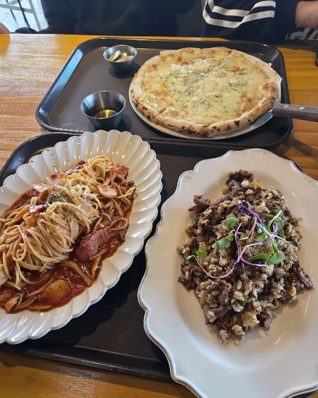 썬데이브리즈의 파스타와 필라프