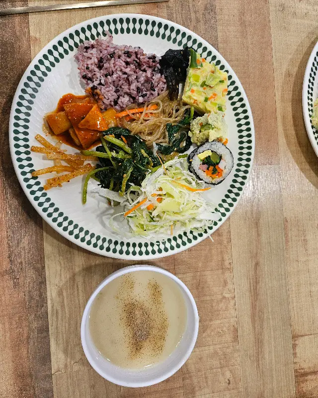 접시에 정갈하게 담긴 한식 뷔페 음식들