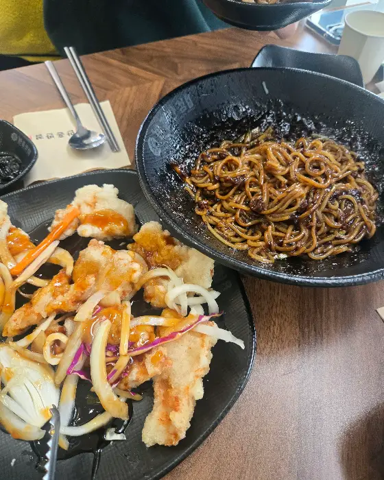 노란 단무지와 흰 양파, 그리고 춘장