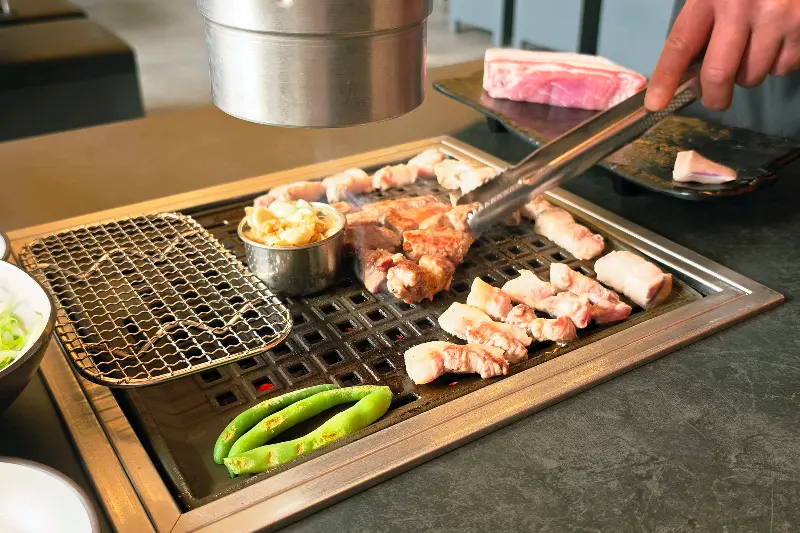 직원분이 직접 구워주는 흑돼지