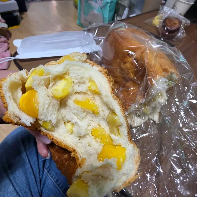 밤이 듬뿍 들어간 밤식빵 단면