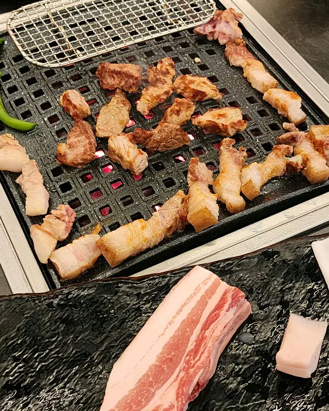 잘 익은 흑돼지 오겹살