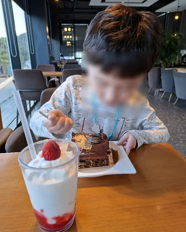 케이크와 딸기 라떼