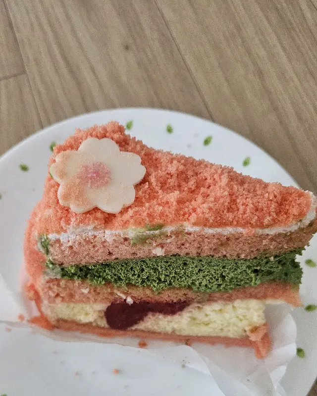 정갈하게 담긴 딸기 케이크