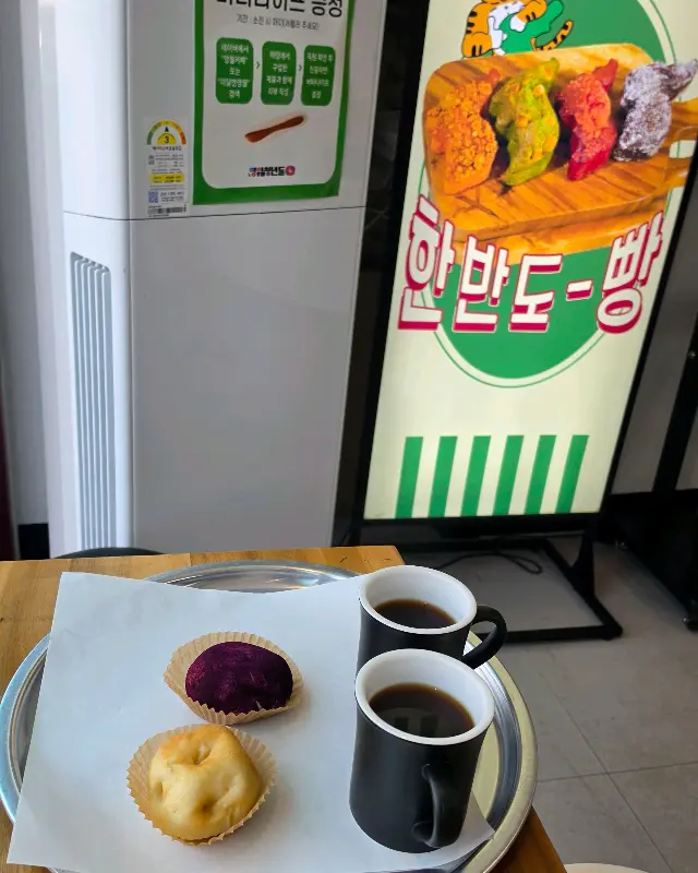 쟁반 위에 놓인 고구마빵, 감자빵과 커피 두 잔