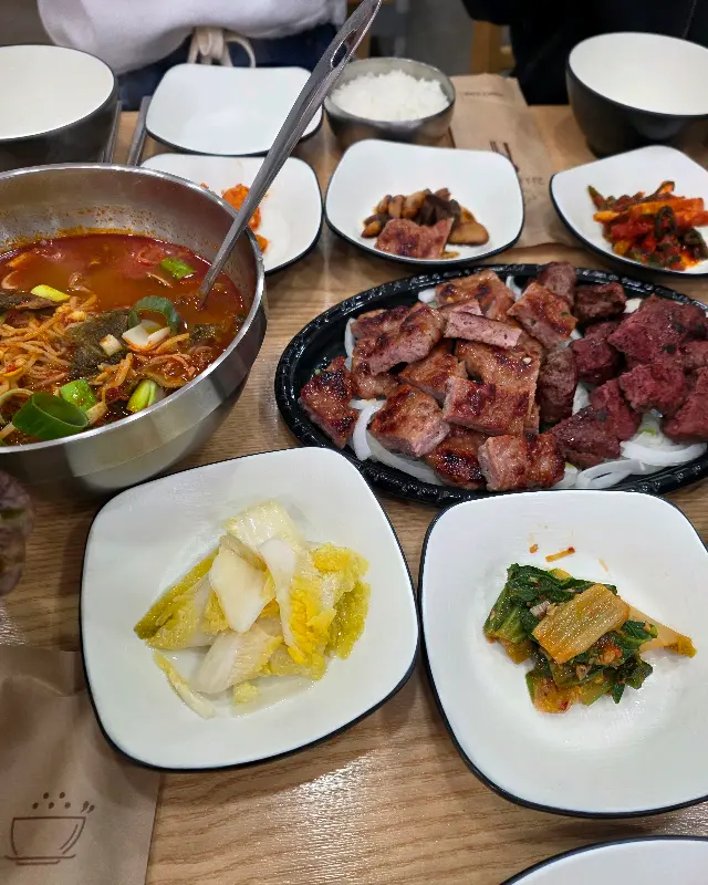 푸짐하게 차려진 떡갈비 정식 한 상