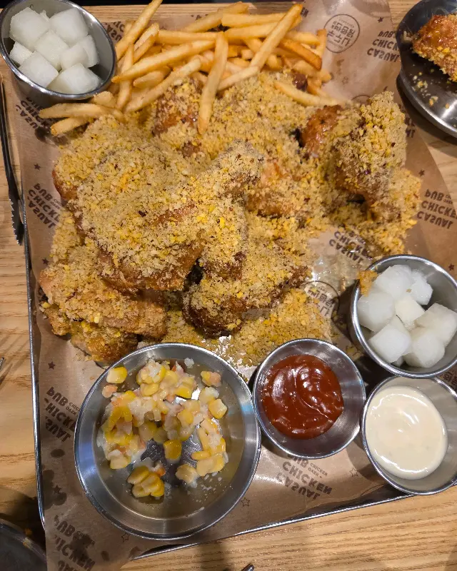 황금빛 튀김옷을 입은 크런키치킨과 다양한 곁들임