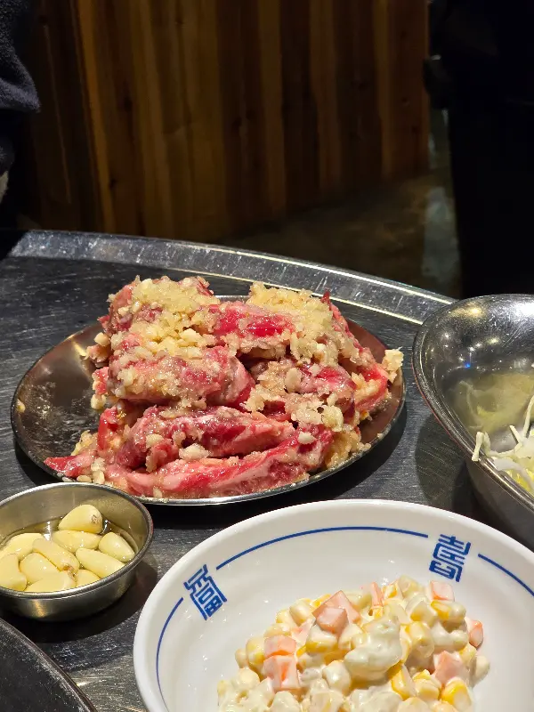 마늘 양념이 듬뿍 올라간 소갈비살