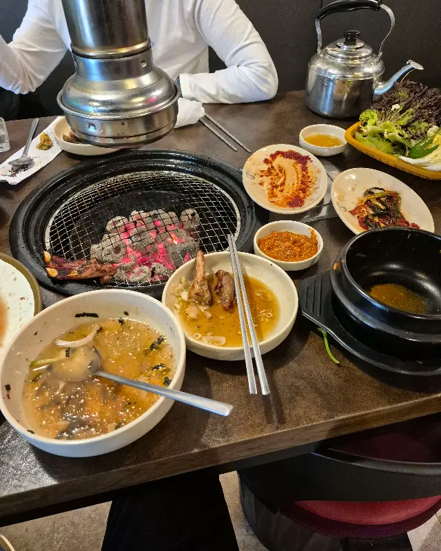 맛깔스럽게 구워진 돼지갈비와 된장술밥