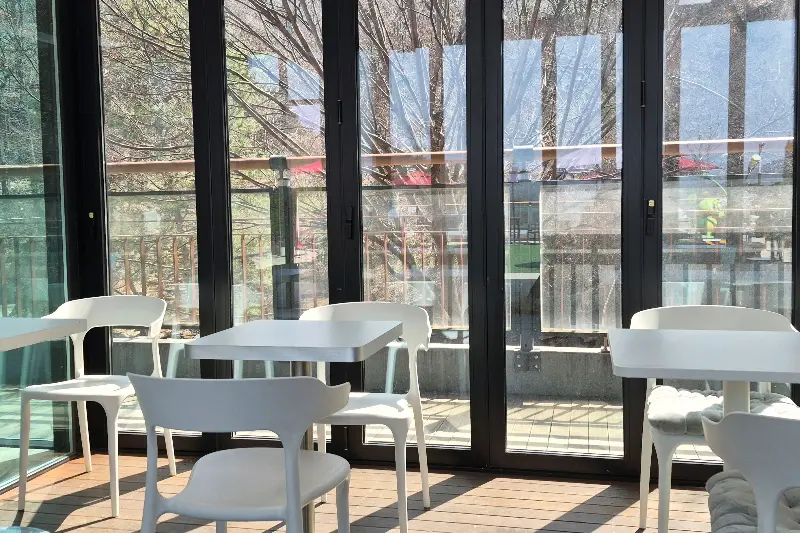 통창으로 보이는 풍경