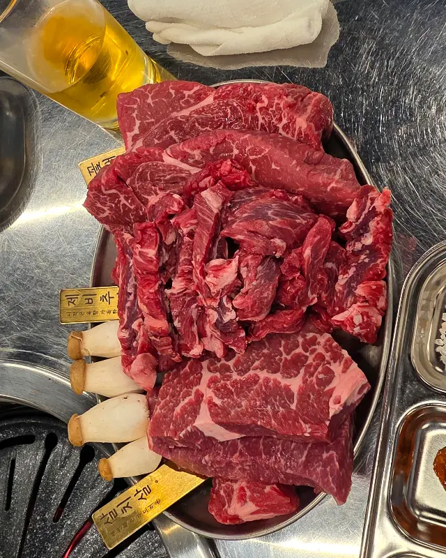 다양한 밑반찬과 함께 즐기는 풍성한 소고기 한 상