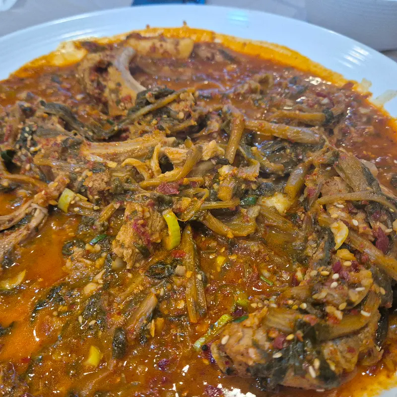 매콤한 양념에 푹 졸여진 등갈비찜