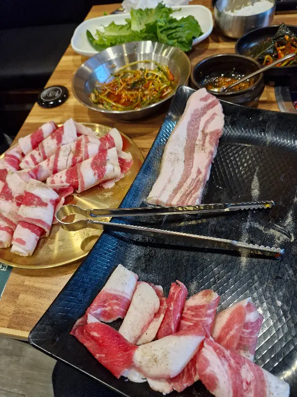 삼겹살과 함께 푸짐하게 차려진 상차림