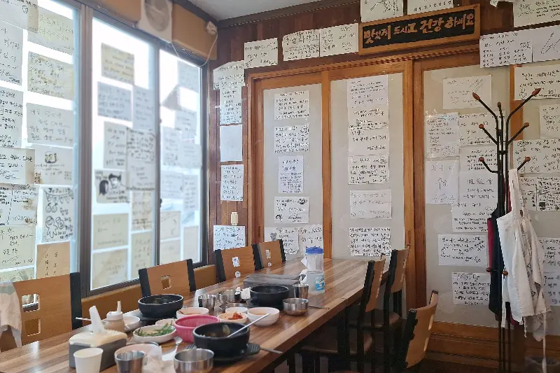 손님들의 방명록으로 가득 찬 벽면