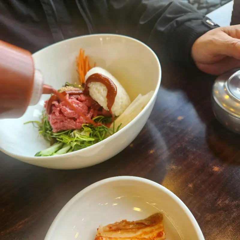 신선한 육회가 듬뿍 들어간 육회 비빔밥