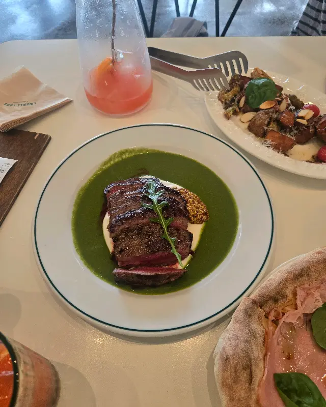 눈으로도 즐거운 부채살 스테이크