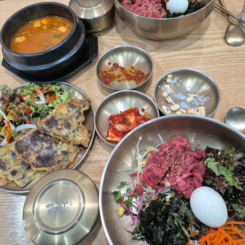 육회비빔밥, 육전, 차돌된장찌개가 함께 차려진 모습