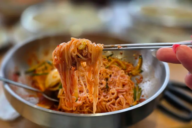 젓가락으로 들어올린 물밀면