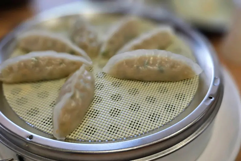 윤기가 흐르는 촉촉한 만두