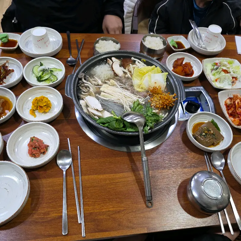가족 외식으로 즐기기 좋은 버섯불고기전골 한 상