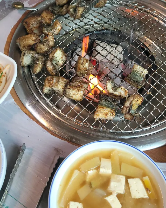 숯불 위에서 구워지는 장어