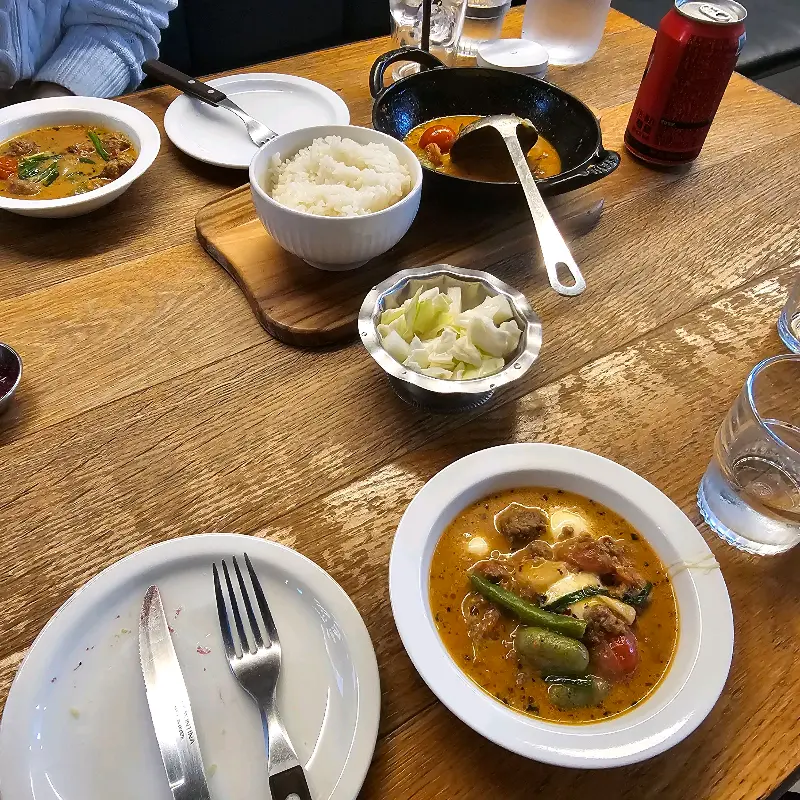 테이블 위에 놓인 음식들