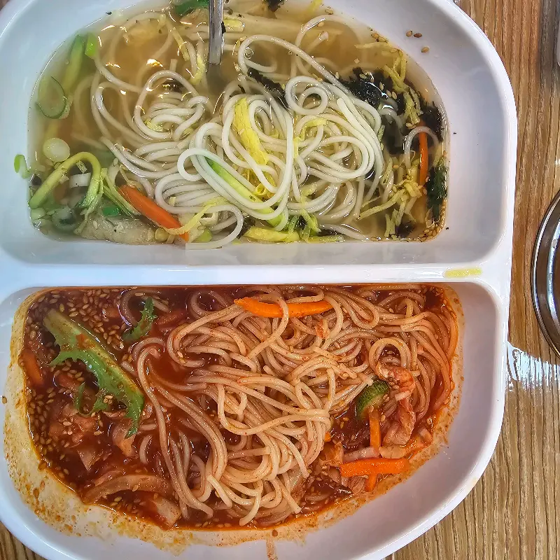 비빔국수와 잔치국수를 한번에! 반반국수