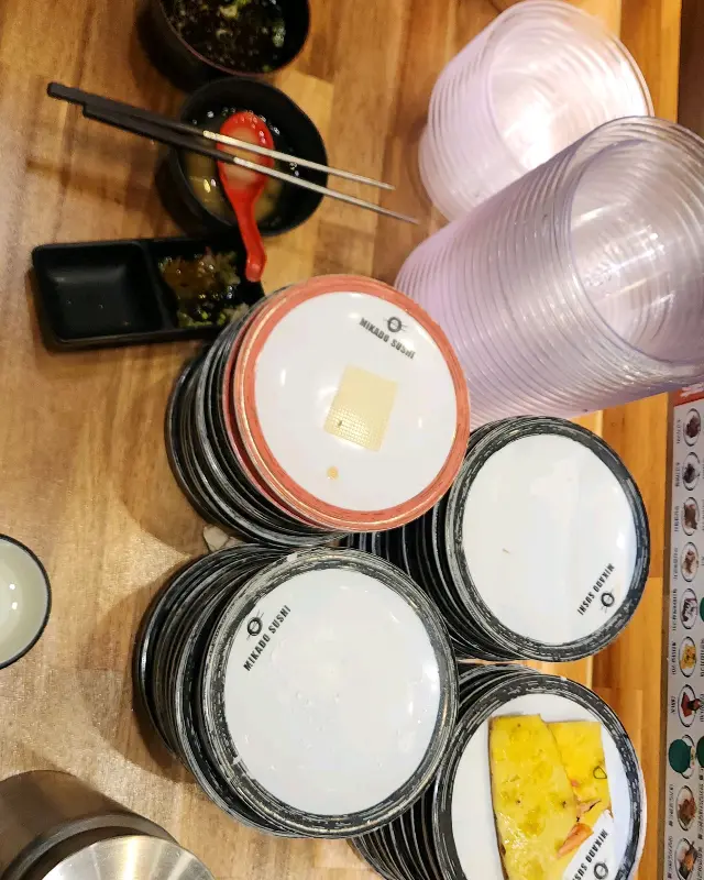 테이블 위에 쌓인 접시 더미